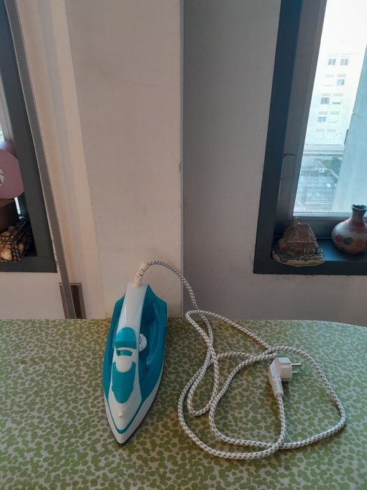 Vendo Ferro de Engomar KUNFT muito bonito como novo