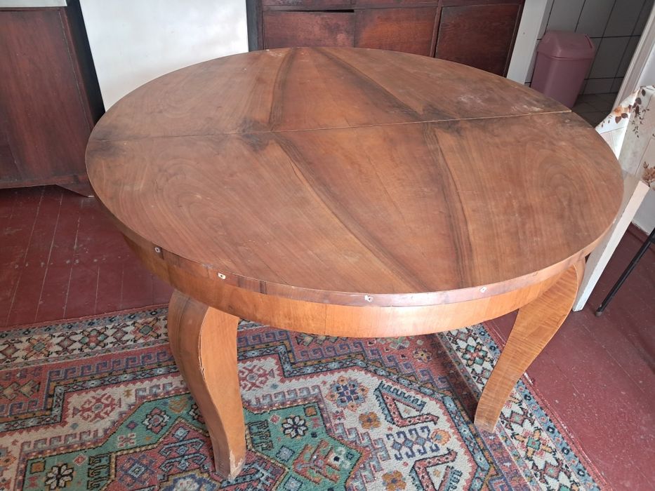 Стіл    круглий.