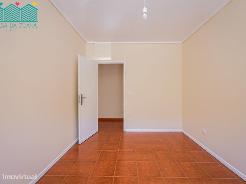 Apartamento T3 com Garagem Fechada em Esgueira