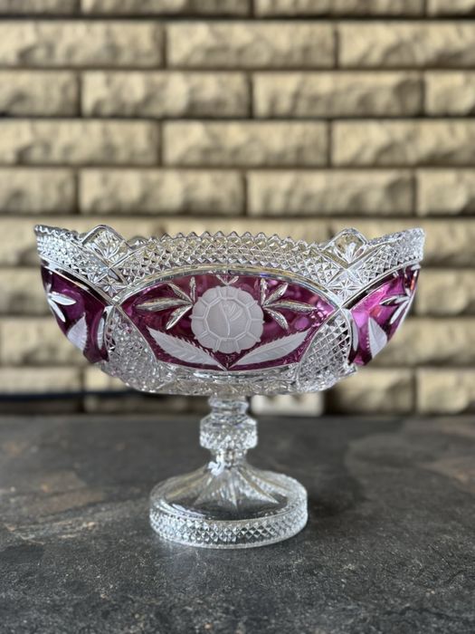 Хрустальная конфетница на ножке. Цветной хрусталь