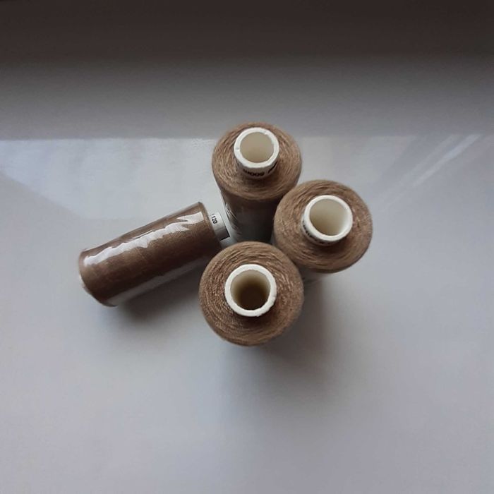 Nić kolor jasnobrązowy 100% poliester Unipoly