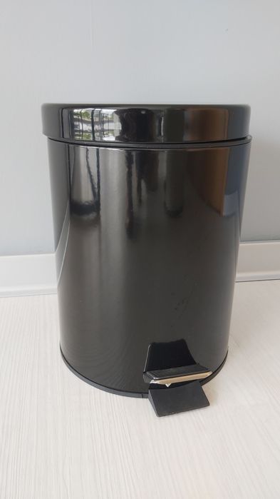 Pedal-operated waste bin