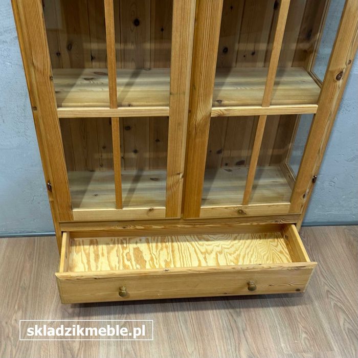 061025 Witryna sosnowa, biblioteczka, z jedną szufladą.