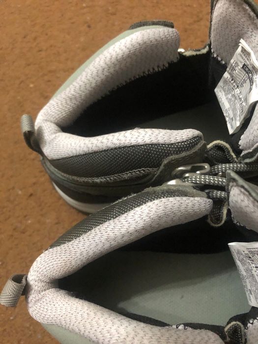 Botas de caminhada novas