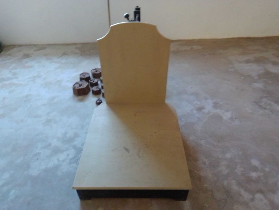 Balança decimal e pesos em perfeitas condições.