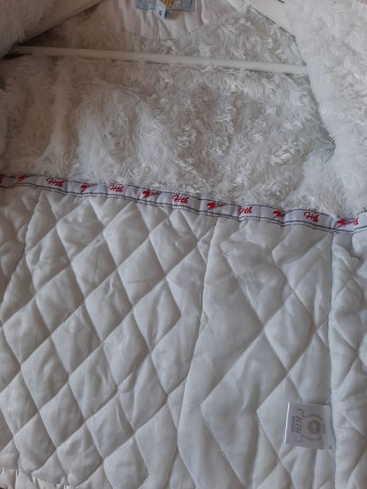 Biała dziecięca kurtka zimowa narciarska z odpinanym kapturem futerkie