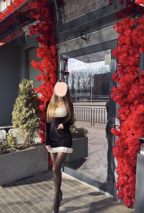 Модна чорна сукня з білими рюшами, стильна, розмір XS-S