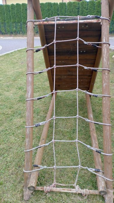 Ścianka wspinaczkowa i huśtawka dla dzieci