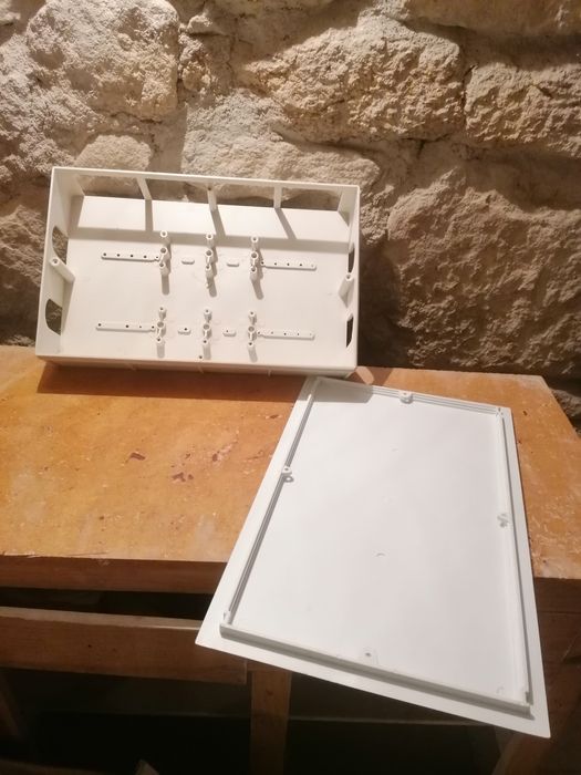 Material elétrico nunca utilizado (em quantidade)