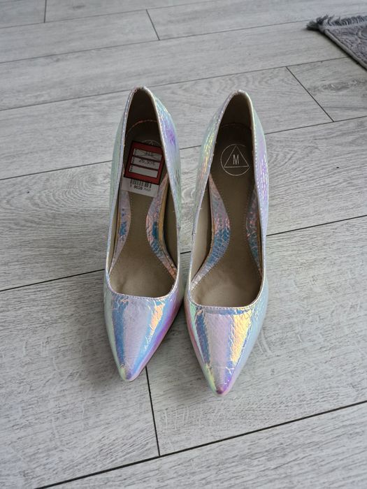 Nowe buty na obcasie r.39