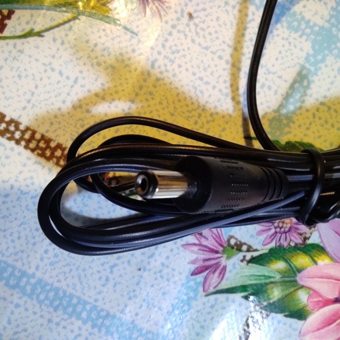 Зарядний пристрій до мобільного телефону.