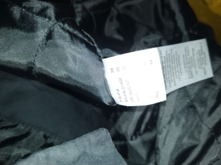 Casaco preto e um casaco com pêlo