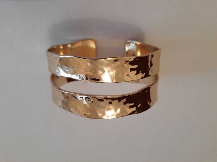 Pulseira dourada efeito martelado
