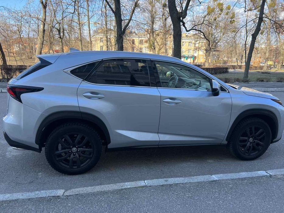 Продаю Lexus NX 200