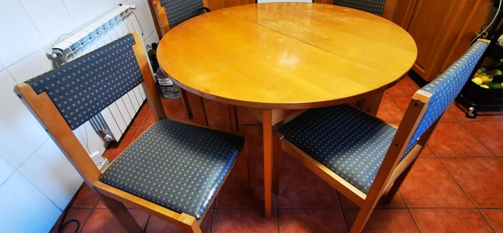 Mesa extensível e 4 cadeiras
