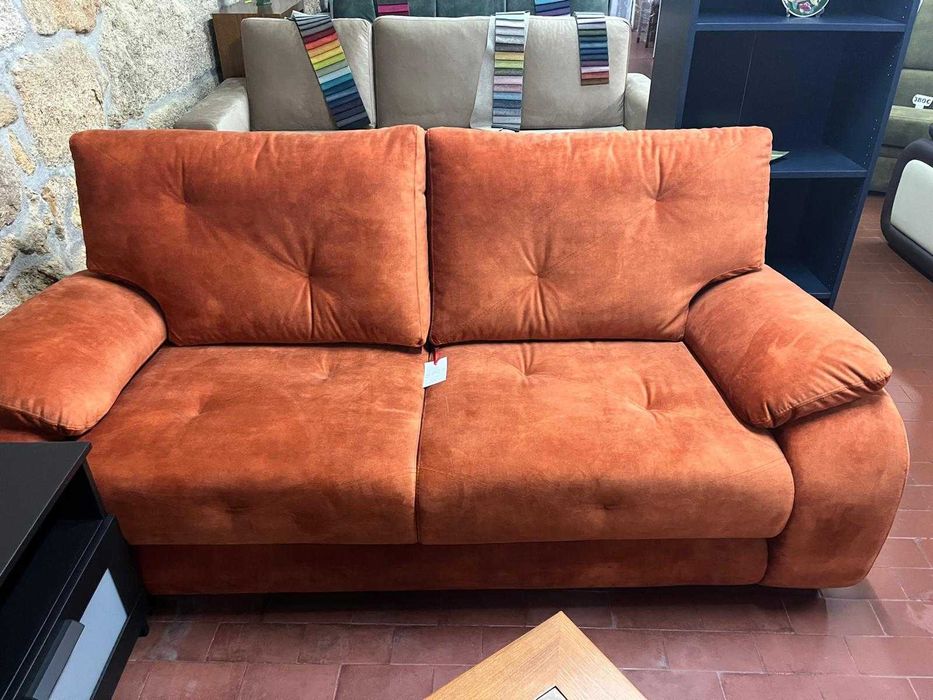 Sofá laranja NOVO, com tecido repelente de líquidos
