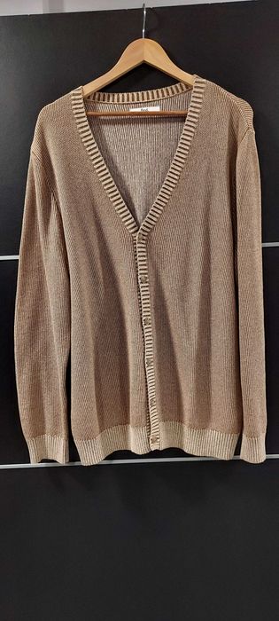 Malha castanha para homem sem uso