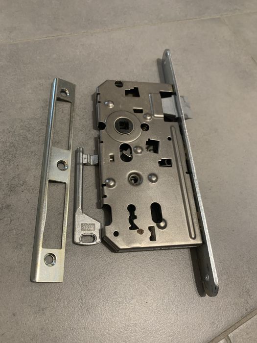 Zamek wpuszczany do drzwi wewnętrznych, pokojowych,  z kluczem