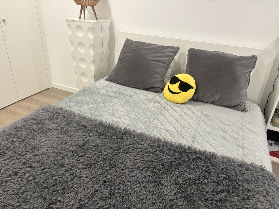 Cama de casal cor branca