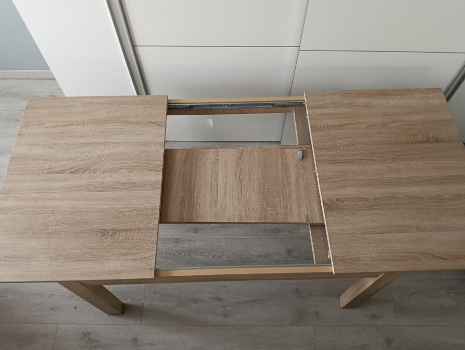 Duży stół z 4 krzesłami