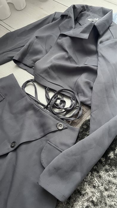 Сірий костюм з спілницею