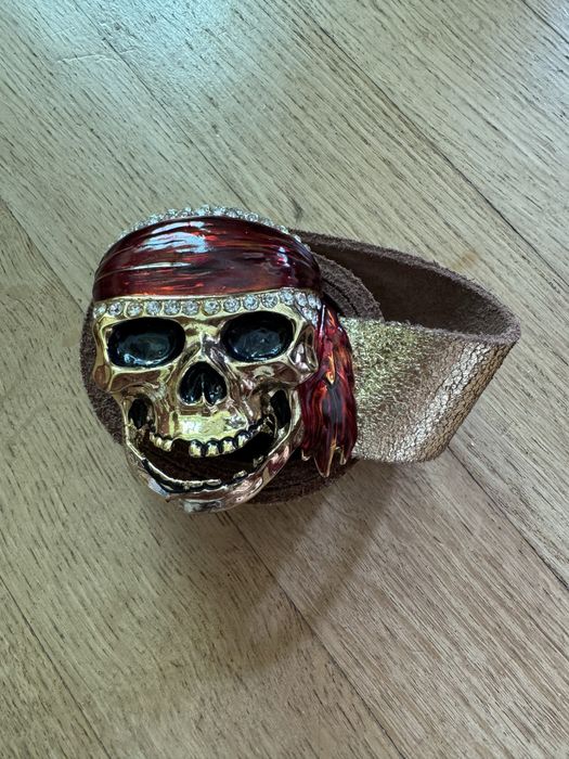 Казковий  яскравий ремень с бляхою  черепа з камінням
