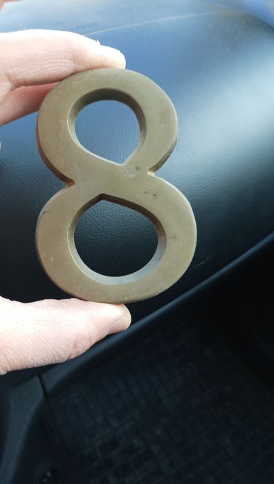 mosiężna cyfra 8- numer domu 8ka