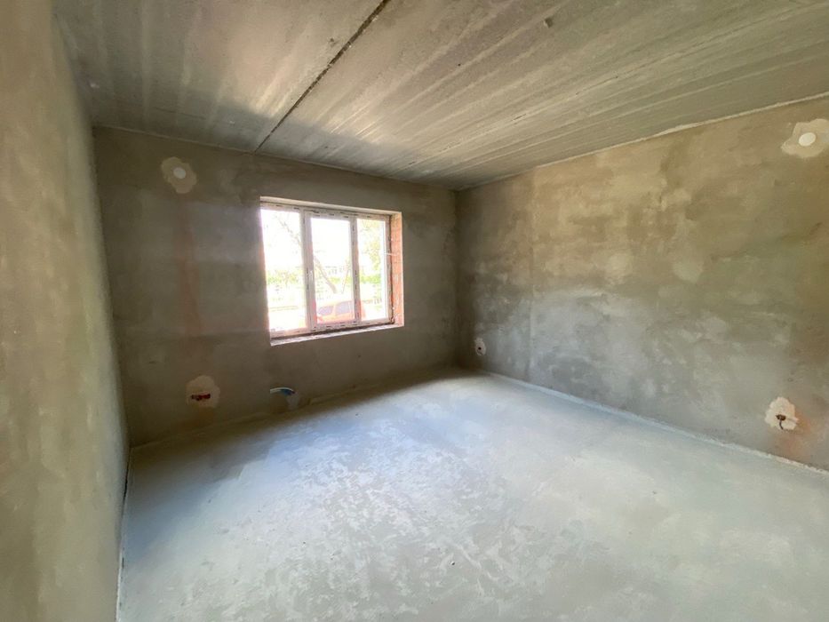 Продається простора 3-кімнатна квартира в новобудові  м. Хуст з газовим опаленням