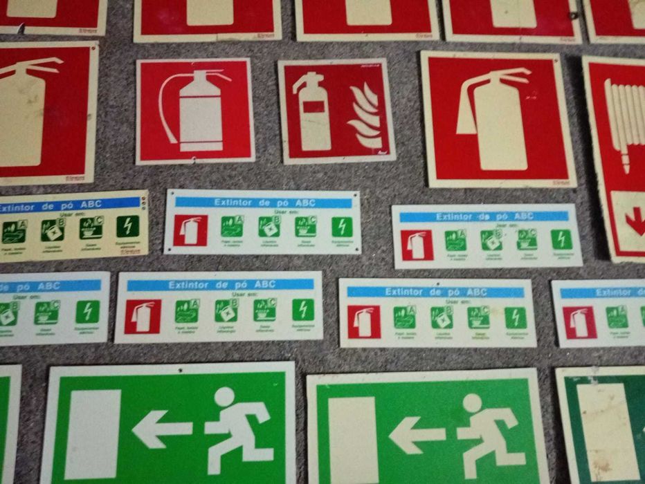 Lote 45+ Placas Sinalização Emergência Fotoluminescentes (Bom Estado)