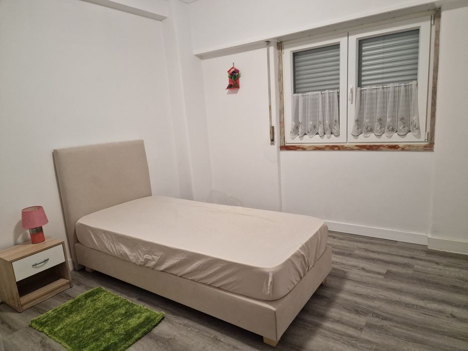 Cama de solteiro 200x90  como nova!