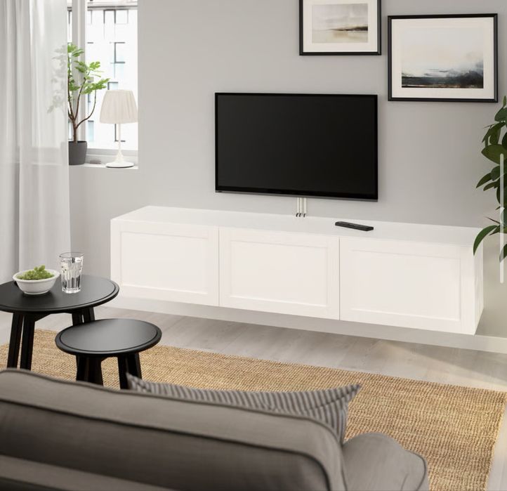 Szafka RTV na złotych nogach