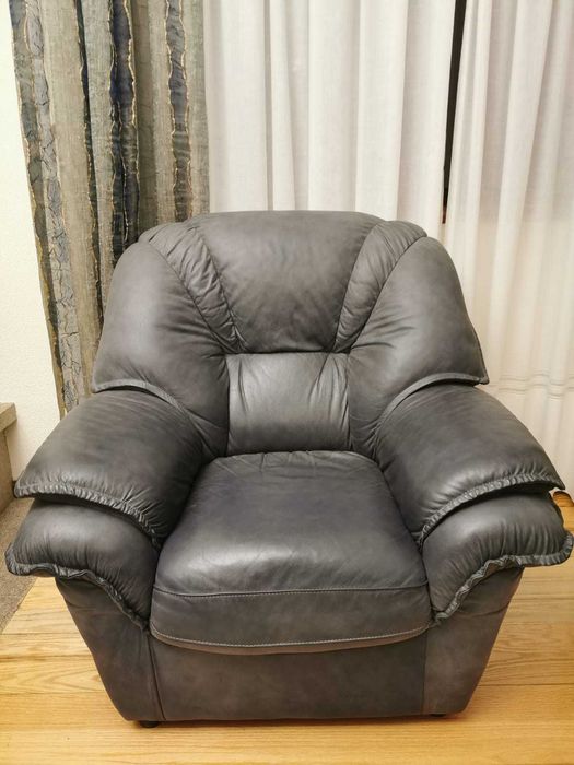 3 Sofás em pele genuína