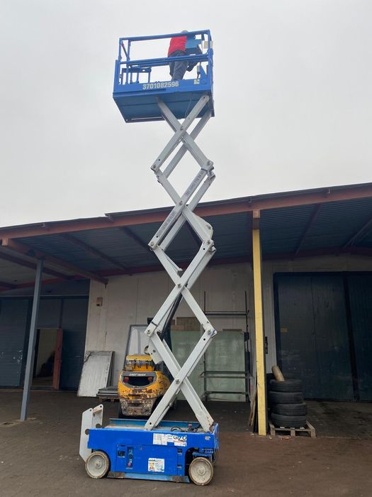 Podnośnik krzyżakowy akumulatorowy zwyżka budowlana halowa