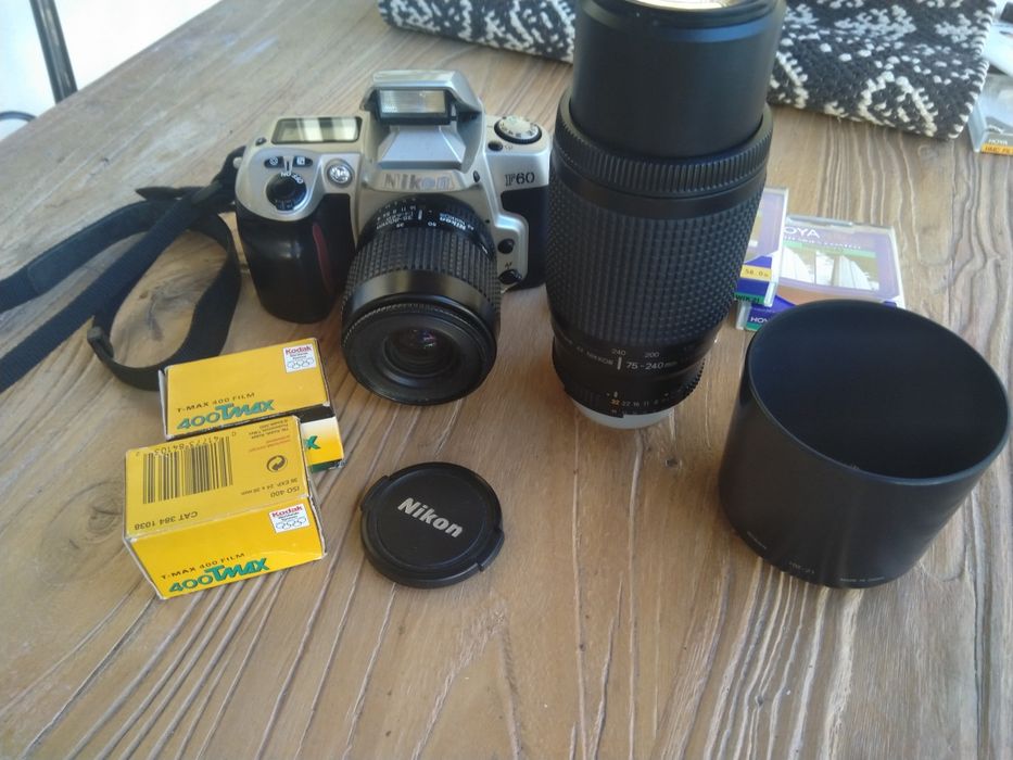 Nikon F60 com teleobjetiva, filtros, rolos