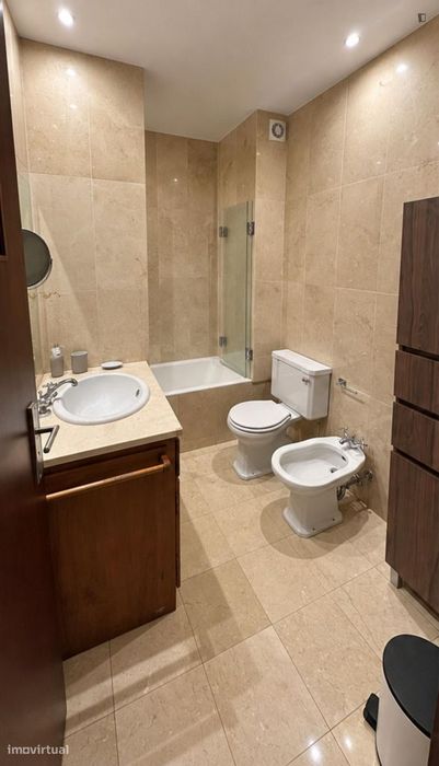 Quarto - localizado em Mafamude Porto