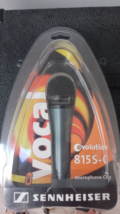 Vocalist  nowe. z Utah USA z mikrofonem