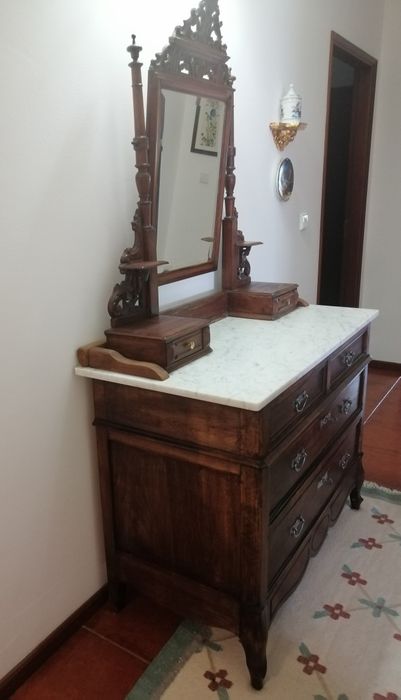 Cómoda antiga. De qualidade.