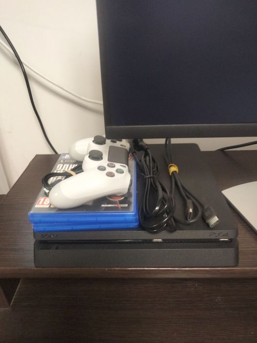 Продам ігрову приставку Ps 4 Slim 1 tb.