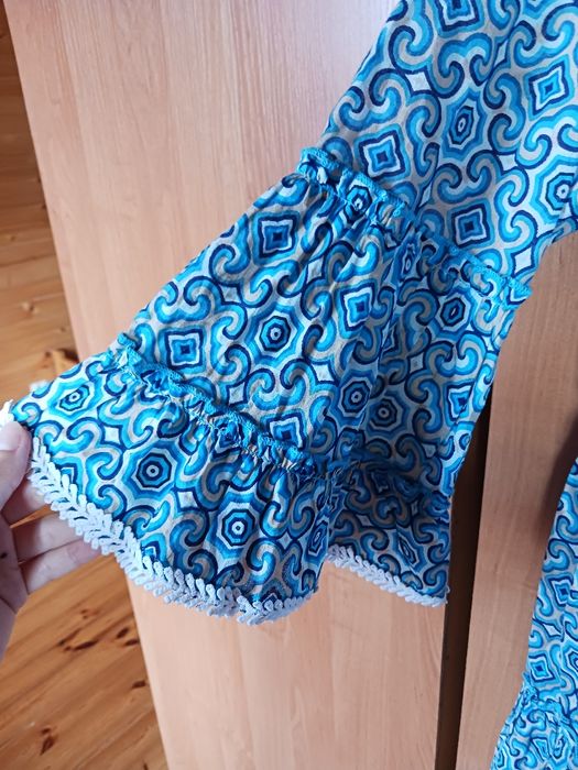 Długi top z frędzlami I koronkową lamówką