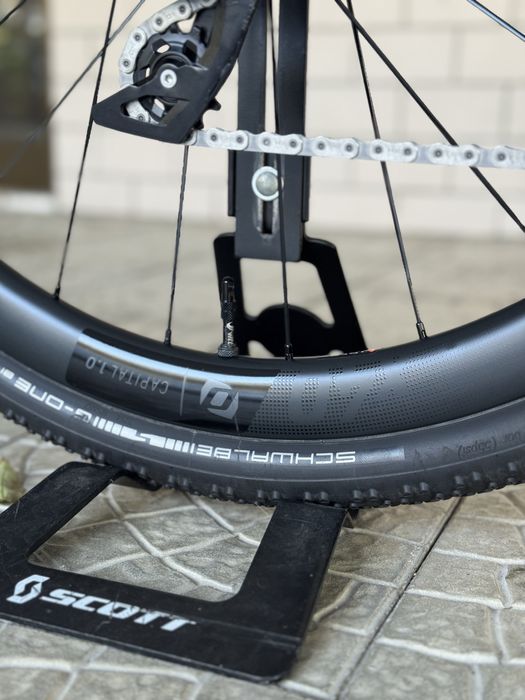 Bicicleta Gravel Scott Addict com rodas carbono