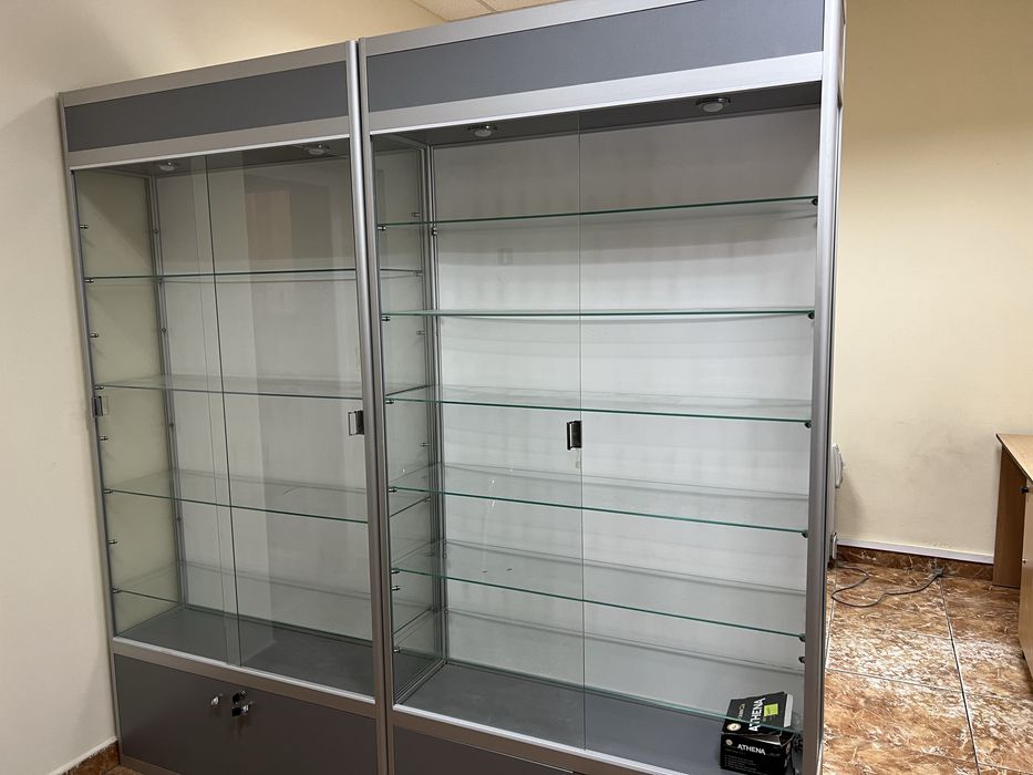 Вітрини з підсвіткою скляні з шафами