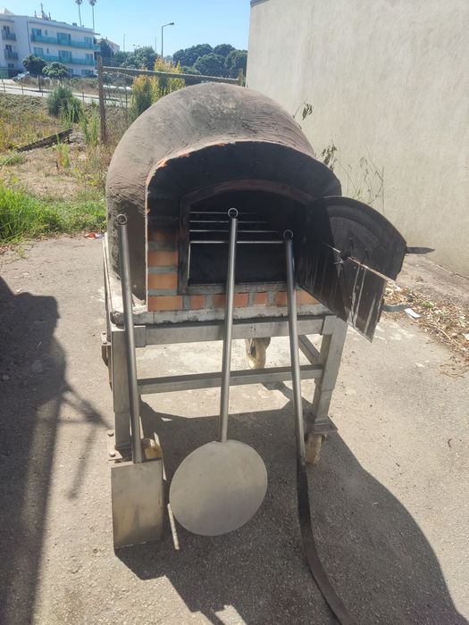 Vendo forno de assar a lenha 80x80 cm, praticamente novo, utilizado apenas 3 vezes.