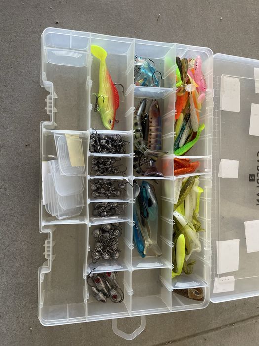 Caixa com vinis e chumbos para pesca