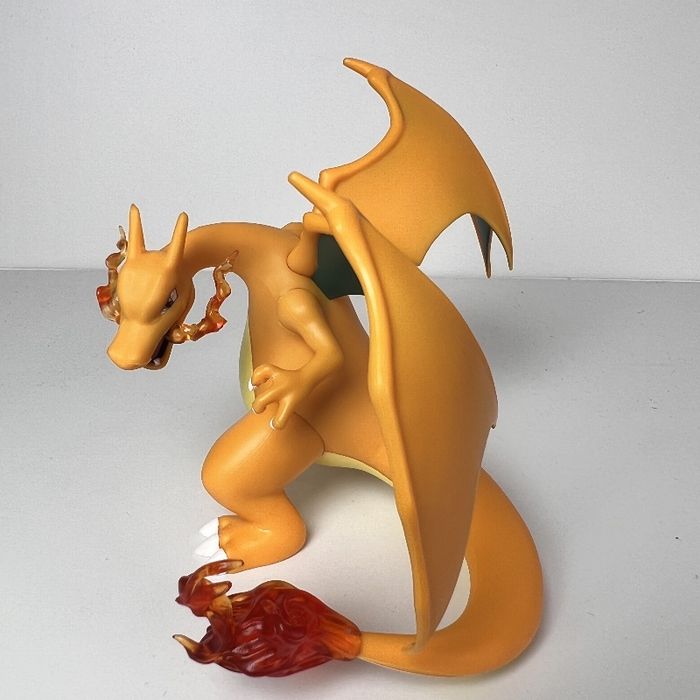 Figura Charizard Nova