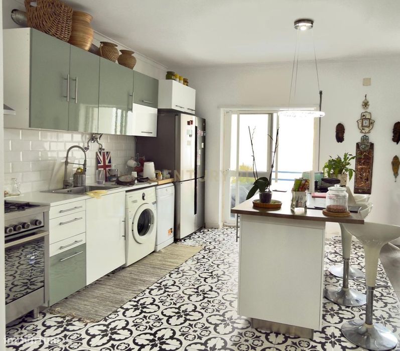Apartamento T3 na Quinta do Texugo, Charneca da Caparica, com excelent — Charneca De Caparica E Sobreda, Setúbal