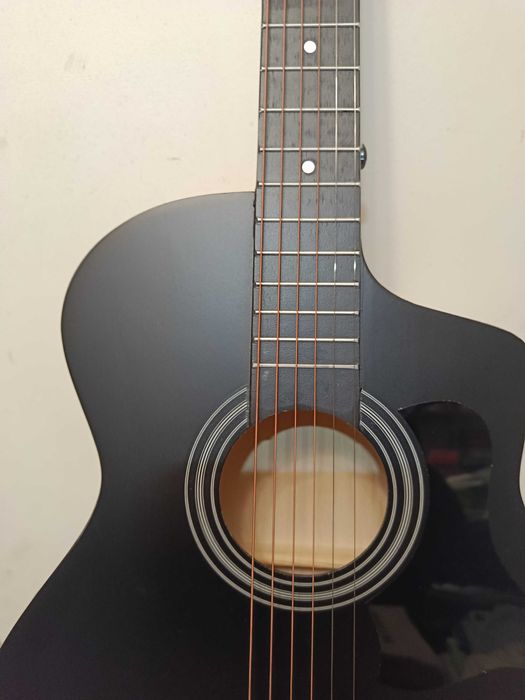 акустична гітара гарний подарунок