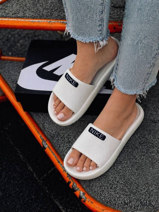 Женские шлепанцы Nike шлепанцы найк белые шльопки удобные шльопанцы уличные женские найк слансы пляжная обувь