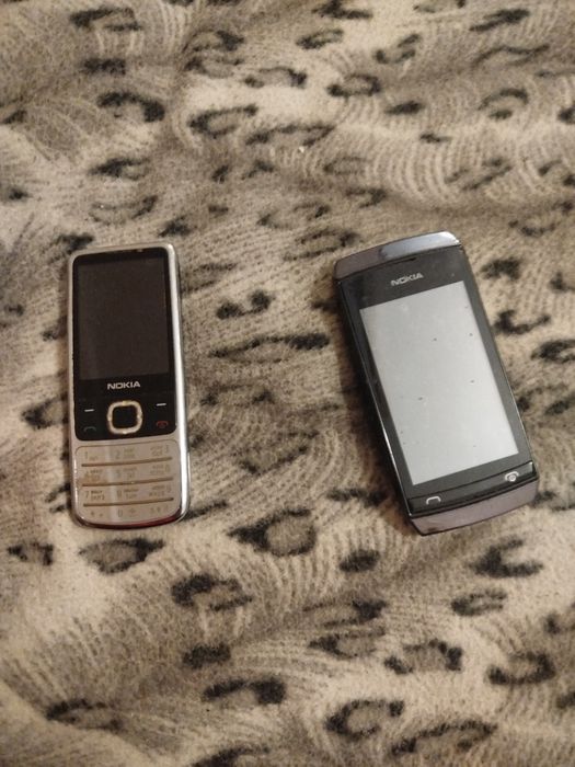 Телефони на запчастини за 100 грн. Кнопочний не продається.