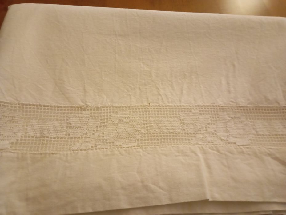 Lençol branco antigo com aplicação de renda