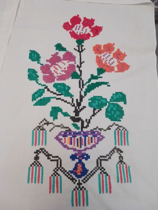 Яскраво вишитий рушник.